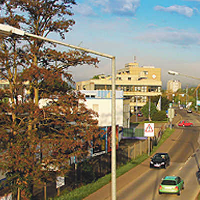 Der Querschnitt der Loebstraße wird sich durch den Neubau verändern: Während die Fahrbahn sich verengt, kommt auf der nördlichen Seite (im Bild rechts) ein Radweg hinzu. Die Südseite (links) erhält abschnittsweise einen Standstreifen.