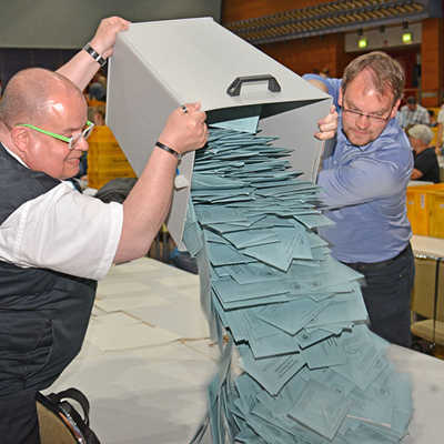 Die Briefwahlstimmen wurden in der Europahalle ausgezählt – um 18.15 Uhr am Sonntagabend begannen die 270 Wahlhelfer dort damit.