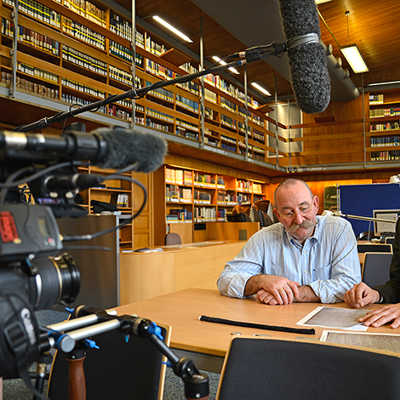 Dreharbeiten mit Horst Lichter im Lesesaal der Stadtbibliothek.