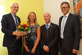 OB Leibe empfing die zukünftige Weinkönigin Bärbel I. zusammen mit Peter Terges und Protektor Alfons Jochem (v.l.) im Rathaus.