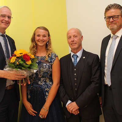 OB Leibe empfing die zukünftige Weinkönigin Bärbel I. zusammen mit Peter Terges und Protektor Alfons Jochem (v.l.) im Rathaus.