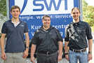 Die KIA-Studenten Patrick Kunz (links) und Nikolaus Reiland (rechts) mit ihrem Ausbilder Ronald Neumann.  Foto: SWT