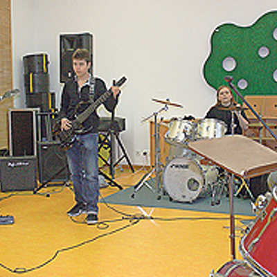 Sänger Isaac Smith (links) trat mit der Band des E-Gitarren-Kurses von Michael Brettner (r.) zum ersten Mal auf. Die Premiere wurde mit viel Beifall honoriert.