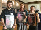 Die Trierer Preisträger Martin Seng, Hannah Adam und Sarah Meyer (v. l.) freuen sich über ihren Preis. Foto: Marie Fromm/OK54