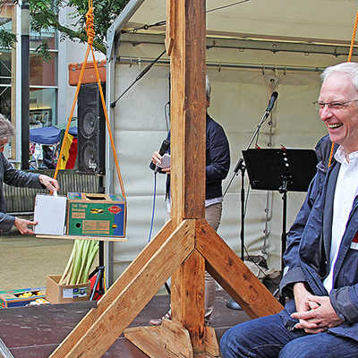 OB Wolfram Leibe wird von Ludwig Kuhn vom Netzwerk Weltkirche in fair gehandeltem Obst und Gemüse aufgewogen. Foto: M. Anders