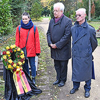 Tochter Hiltrud Schrage, Beigeordneter Andreas Ludwig und Witwer Walter Schrage (v. l.) gedenken der vor zehn Jahren durch das Umstürzen eines Baumes ums Leben gekommenen Gisela Schrage.