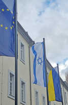 Vor dem Rathaus weht die israelische Flagge.