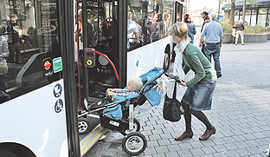 Der barrierefreie Ausbau stark frequentierter Bushaltestellen – wie hier an der Treviris-Passage –  zählt zu den kurzfristigen Maßnahmen im „Moko“ und soll den Zustieg mit Kinderwagen und Rollstühlen erleichtern.