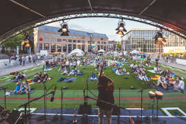 Blick von der Bühne auf den Flying Grass Carpet