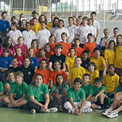 Die jungen Leichtathleten aus vier Ländern beim Wettbewerb in Luxemburg. Die Trierer präsentierten sich in leuchtend orangefarbenen Shirts.. Foto: Schulverwaltungsamt