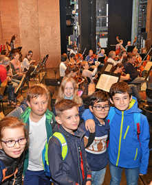 Im Theater Trier blickten die Schülerinnen und Schüler unter anderem hinter die Kulissen einer Orchesterprobe. Im Theater Trier blickten die Schülerinnen und Schüler unter anderem hinter die Kulissen einer Orchesterprobe.
