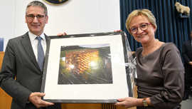 Mit einem Geschenk begrüßt Landtagspräsident Hendrik Hering die neue Bürgerbeauftragte Barbara Schleicher-Rothmund.
