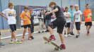 Das gute Wetter nutzen die Jugendlichen vor der Arena?Trier, um sich gegenseitig von ihren Skate- boardkünsten zu überzeugen.