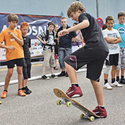 Das gute Wetter nutzen die Jugendlichen vor der Arena?Trier, um sich gegenseitig von ihren Skate- boardkünsten zu überzeugen.