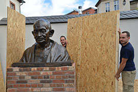 Bis zur offiziellen Enthüllung Mitte November wird die Gandhi-Büste noch mit Holzplatten verdeckt. Foto: Presseamt Trier