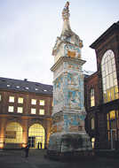 Die Kopie der Igeler Säule steht seit 1908 im Innenhof des Rheinischen Landesmuseums, der ab Juni ganz im Zeichen der konstantin-Ausstellung stehen wird.