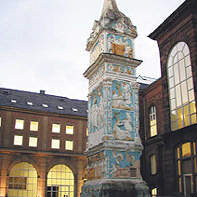 Die Kopie der Igeler Säule steht seit 1908 im Innenhof des Rheinischen Landesmuseums, der ab Juni ganz im Zeichen der konstantin-Ausstellung stehen wird.