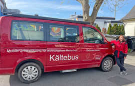 Verena Buhl, Streetworkerin der Caritas, neben dem „Kältebus“, mit dem sie dreimal die Woche unterwegs ist.
