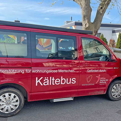 Verena Buhl, Streetworkerin der Caritas, neben dem „Kältebus“, mit dem sie dreimal die Woche unterwegs ist.
