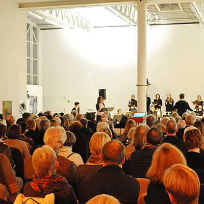 Die zahlreichen Besucher in der Kunsthalle der Akademie erleben die Uraufführung einer Liedvertonung des Trierer Komponisten Joachim Reidenbach. Foto: Europäische Kunstakademie