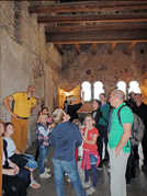 Besucher im Frankenturm bestaunen die spätmittelalterliche 
Decke im Frankenturm. Foto: Amt für Bauen, Umwelt, Denkmalpflege