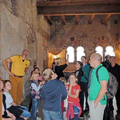Besucher im Frankenturm bestaunen die spätmittelalterliche 
Decke im Frankenturm. Foto: Amt für Bauen, Umwelt, Denkmalpflege