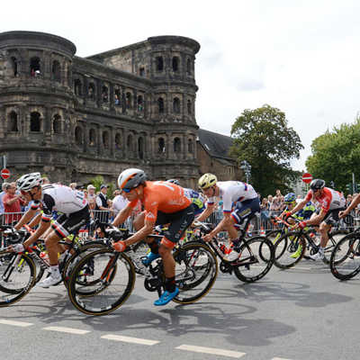 Auf der 2. Etappe der Deutschland Tour passierten die Sportler auch die Porta Nigra.