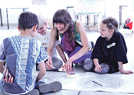 Die Kinder der Grundschule Feyen erkunden im Workshop von Simone Busch freie Improvisationen in der abstrakten Malerei. Foto: SWT