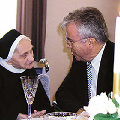Schwester Aline freute sich über den Besuch von Oberbürgermeister Helmut Schröer und hatte jede Menge flotte Sprüche auf den Lippen.