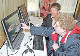 Eine Seniorin erprobt mit Unterstützung von Sebastian Weber (IESE-Frauenhofer Institut) einen rechnergestützten Bewegungsmelder.
