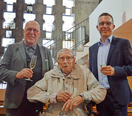 Beigeordneter Thomas Schmitt und der Ortsvorsteher von Heiligkreuz, Hanspitt Weiler, gratulieren Friedrich Kröschel in der Pfarrkirche zu seinem 100. Geburtstag.