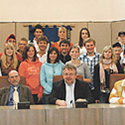 Beigeordneter Holkenbrink (Mitte) begrüßt die Jugendlichen aus Ascoli Piceno, ihre deutschen Austauschschüler sowie die begleitenden Lehrer.