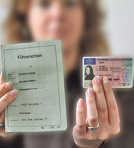 Vorher – Nachher: In vielen Nachbarländern wird nur noch der neue handliche Führerschein im Scheckkartenformat akzeptiert. Mit dem „alten Lappen“ kann es Schwierigkeiten geben.