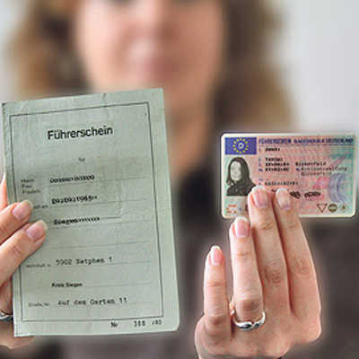 Vorher – Nachher: In vielen Nachbarländern wird nur noch der neue handliche Führerschein im Scheckkartenformat akzeptiert. Mit dem „alten Lappen“ kann es Schwierigkeiten geben.