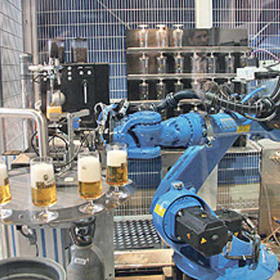 Der von der Firma Köhl entwickelte Roboter kann nicht nur Bier zapfen, sondern auch spülen und aufräumen.