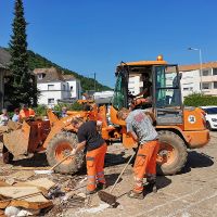 Mitarbeiterinnen und Mitarbeiter des Amtes StadtRaum räumen große Mengen an Dreck und Sperrmüll aus dem überschwemmten Stadtteil Trier-Ehrang weg.