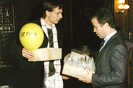 Der Weimarer Andreas Kossmann (links) überreicht OB Helmut Schröer ein Paket mit rund 2 000 Briefen, in denen Weimarer an ihre Partnerstadt Trier Einladungen und Kontaktwünsche aussprechen (1990).