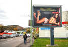 Die Werbeplakate eines Trierer Bordells prägen an mehreren Kreuzungen das Straßenbild.