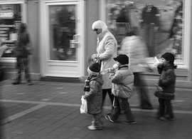 Mit diesem Foto will Antje Rieken die Isolierung mancher Ausländer in der deutschen Gesellschaft ins Blickfeld rücken: eine türkische Mutter mit Kopftuch und ihre Kinder vor einem weihnachtlich geschmückten Schaufenster.