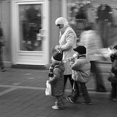 Mit diesem Foto will Antje Rieken die Isolierung mancher Ausländer in der deutschen Gesellschaft ins Blickfeld rücken: eine türkische Mutter mit Kopftuch und ihre Kinder vor einem weihnachtlich geschmückten Schaufenster.