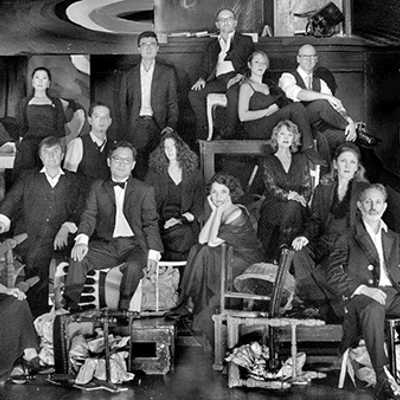 Der Opernchor, bestehend aus 19 professionellen Sängerinnen und Sängern, zeigt sich bei der Matinée von seiner unbekannten, kammermusikalischen Seite. Foto: Theater Trier