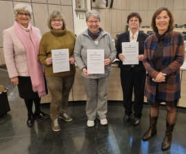 Therese Reinert, Margret Brucker und Maria Druckenmüller präsentieren ihre Ernennungsurkunden als Senioren-Vertrauenspersonen.