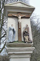 Der Bildstock vor der Restaurierung mit der beschädigten Mariafigur (links). Foto: Denkmalpflege