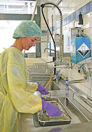 Marion Hermesdorf unterzieht in der Zentralsterilisation OP-Bestecke einer ersten Reinigung. Für die weitere Desinfektion werden diverse thermische und chemische Verfahren eingesetzt.
