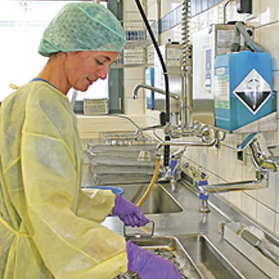 Marion Hermesdorf unterzieht in der Zentralsterilisation OP-Bestecke einer ersten Reinigung. Für die weitere Desinfektion werden diverse thermische und chemische Verfahren eingesetzt.