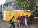 Der marode Erweiterungsbau auf dem Schulhof der Kurfürst-Balduin-Hauptschule (im Hintergrund). Der Container im Vordergrund beherbergt die Arbeitsgemeinschaft der Schule.