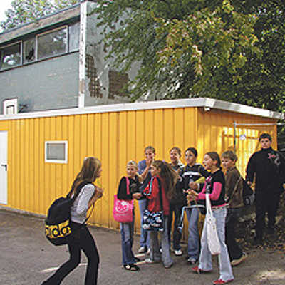 Der marode Erweiterungsbau auf dem Schulhof der Kurfürst-Balduin-Hauptschule (im Hintergrund). Der Container im Vordergrund beherbergt die Arbeitsgemeinschaft der Schule.
