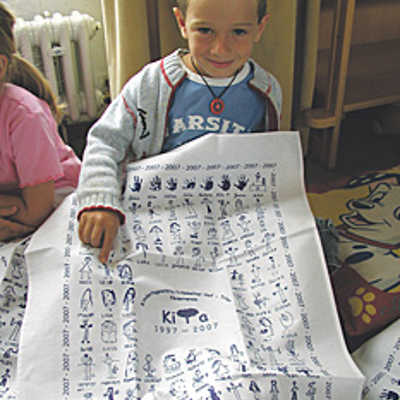 Der fünfjährige Leon Jacobson zeigt stolz die Zeichnung, die er zum 50x70 cm großen Jubiläumshandtuch beigesteuert hat.
