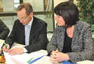Bürgermeister Georg Bernarding unterzeichnet im Beisein von Sozialministerin Malu Dreyer einen der Verträge für die vier Trierer Pflegestützpunkte.