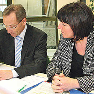 Bürgermeister Georg Bernarding unterzeichnet im Beisein von Sozialministerin Malu Dreyer einen der Verträge für die vier Trierer Pflegestützpunkte.